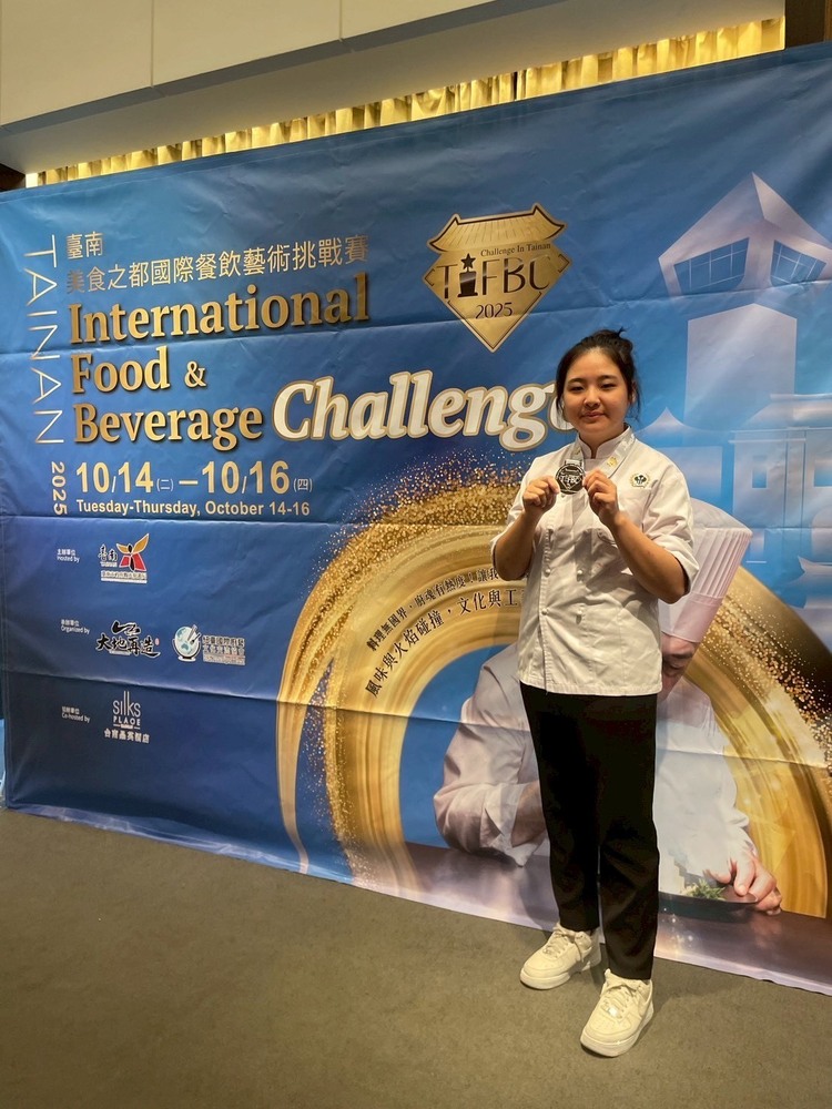 2025 台南美食之都餐飲藝術挑戰賽 榮獲現場動態蔬果雕刻組銀牌圖片